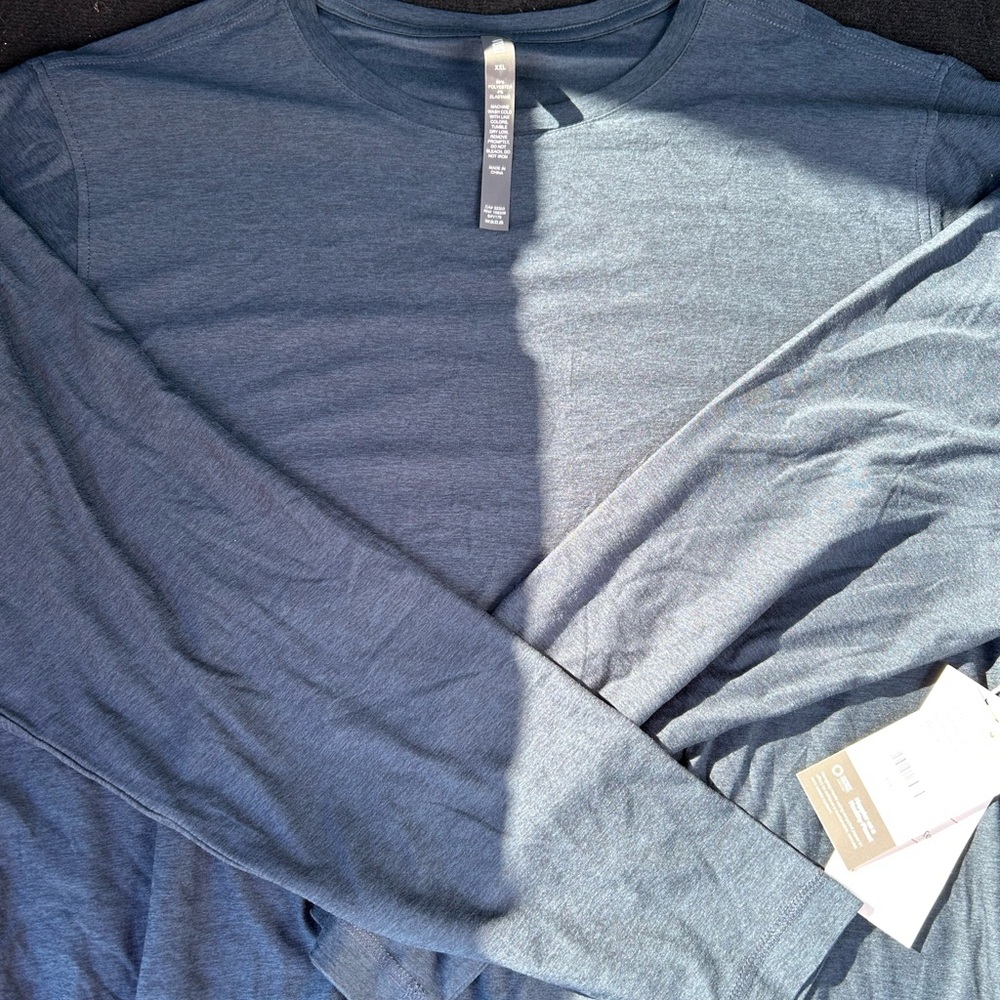 NEW Vuori L/S long sleeve  Strato Tech Tee
Heather XXL